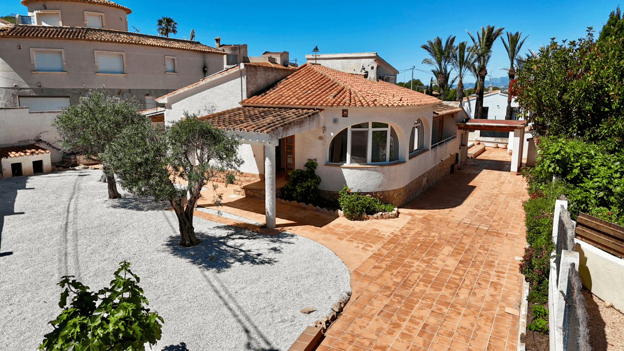 Casa con jardín y piscina en El Albir 