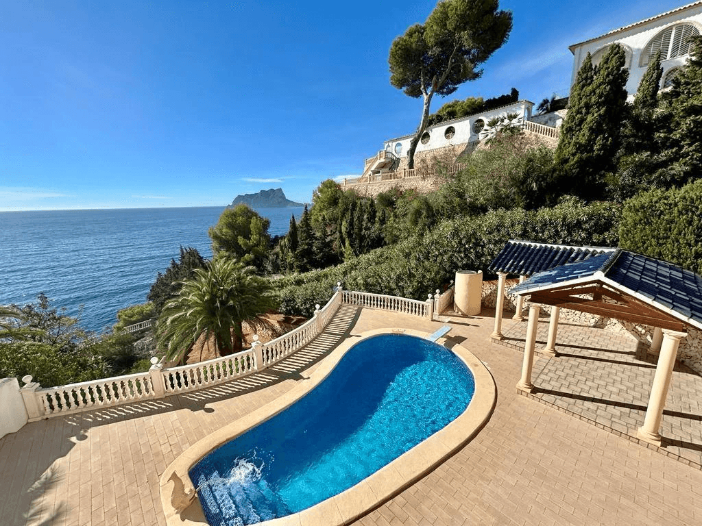 Impressionnante maison de maître en première ligne de mer à Benissa!