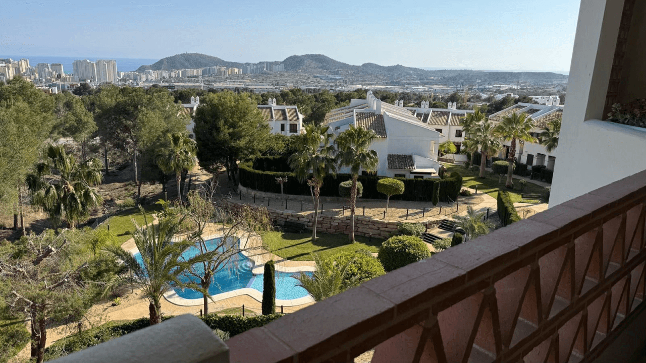 Amplio dúplex con vistas al mar en entorno tranquilo cerca de Finestrat