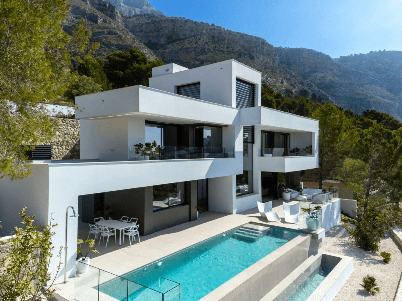 nueva villa de lujo con impresionantes vistas panorámicas al mar y a las moñtanas en Altea Hills