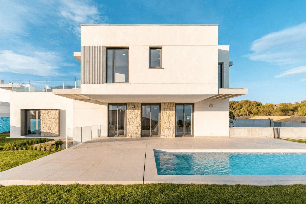 Villa individuelle de construction récente avec garage et piscine privée à proximité du terrain de golf de Finestrat.