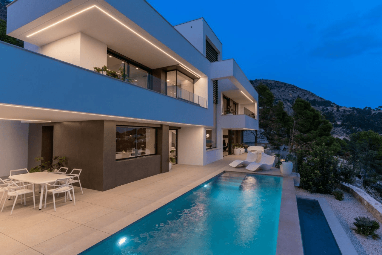 nueva villa de lujo con impresionantes vistas panorámicas al mar y a las moñtanas en Altea Hills