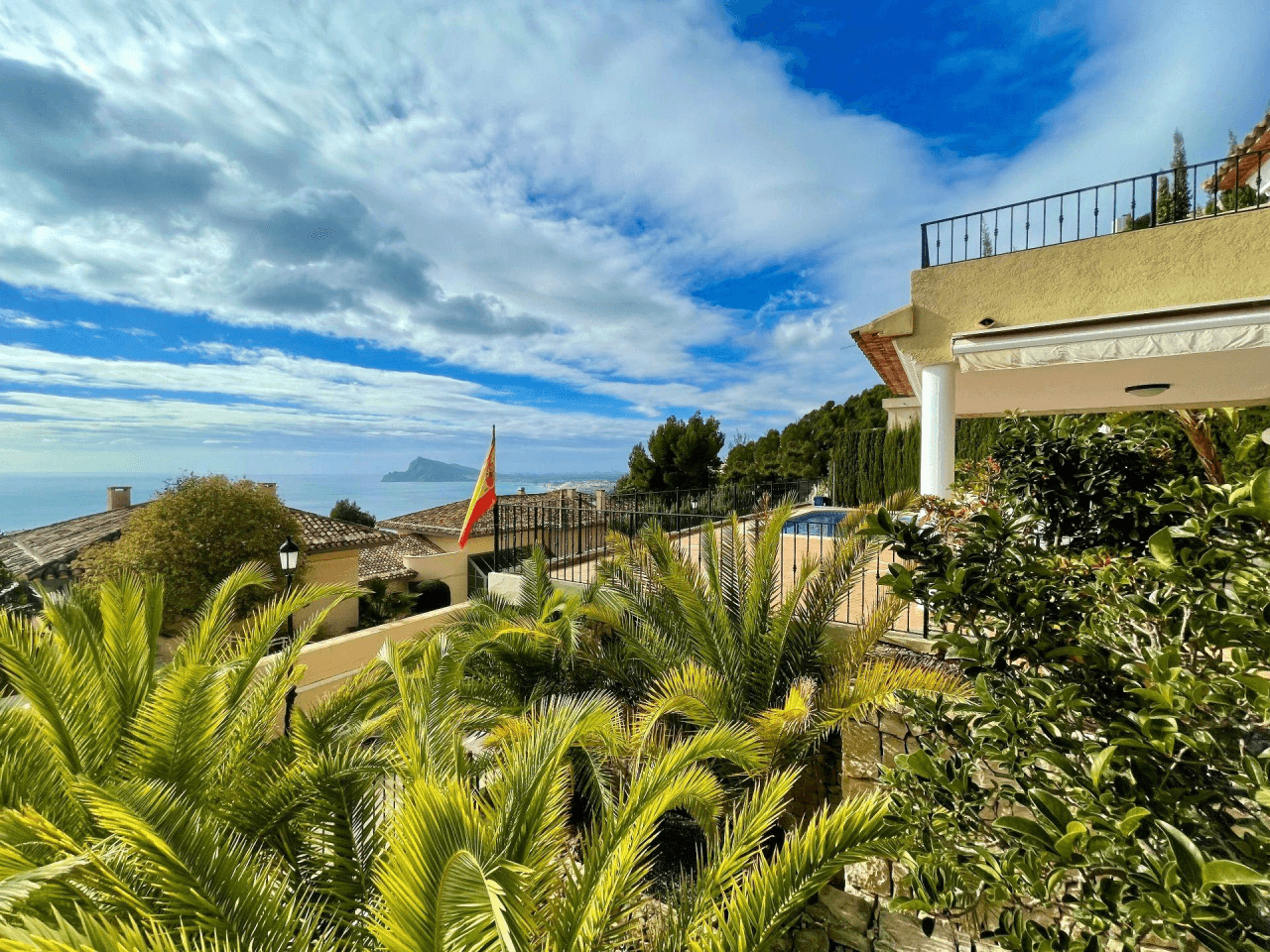 Impressive luxury villa with swimming pool, games room, cinema room, garage, sauna, fitness room and fantastic sea and coastal views in Altea Hills