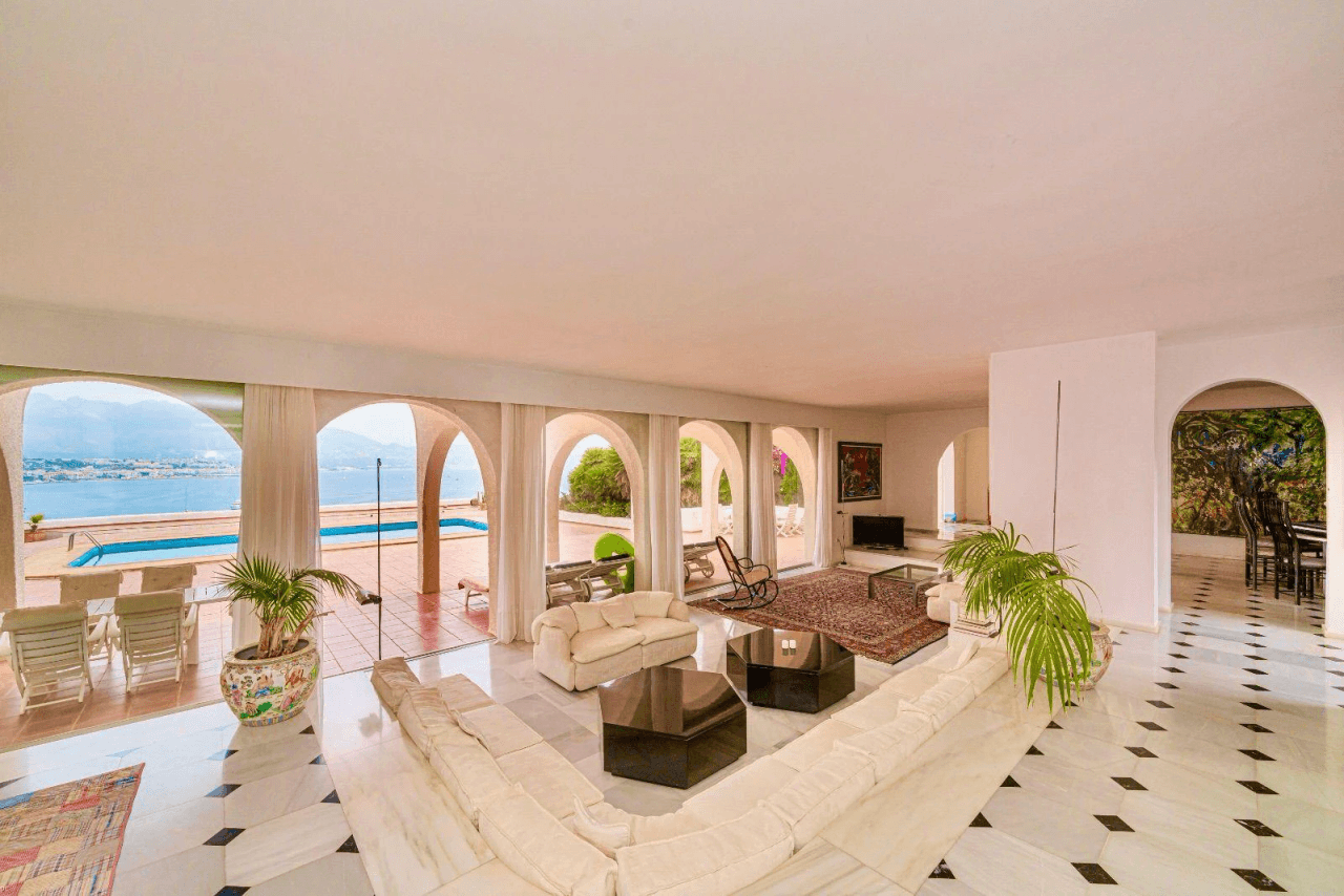 IBICENCAN STYLE VILLA ON THE FIRST LINE IN ALBIR