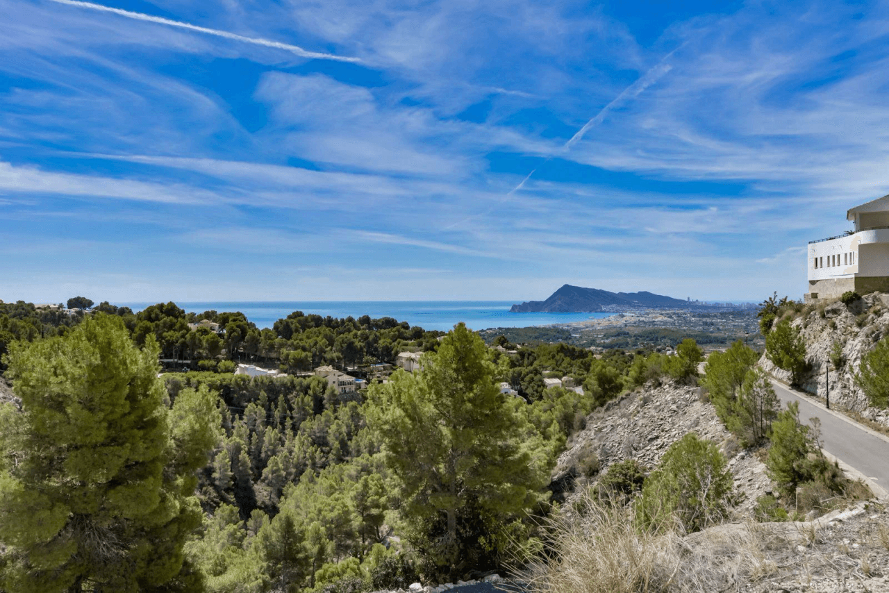 Villa in Altea with 3 bedrooms, sea views, solarium, pool and garage