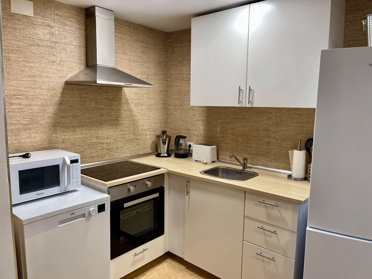 Vivienda luminosa con balcón pequeño y vistas a la iglesia