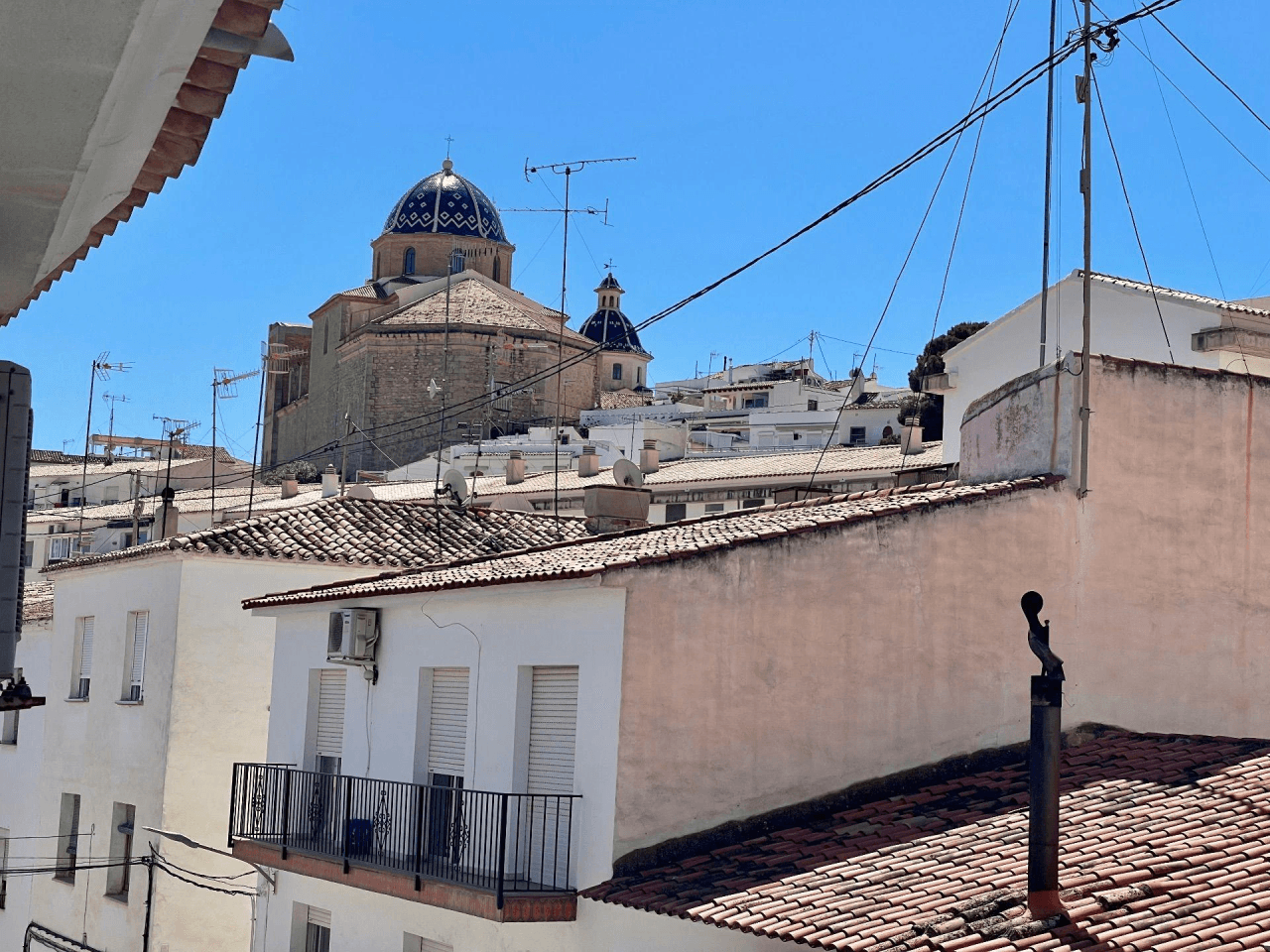 Vivienda luminosa con balcón pequeño y vistas a la iglesia