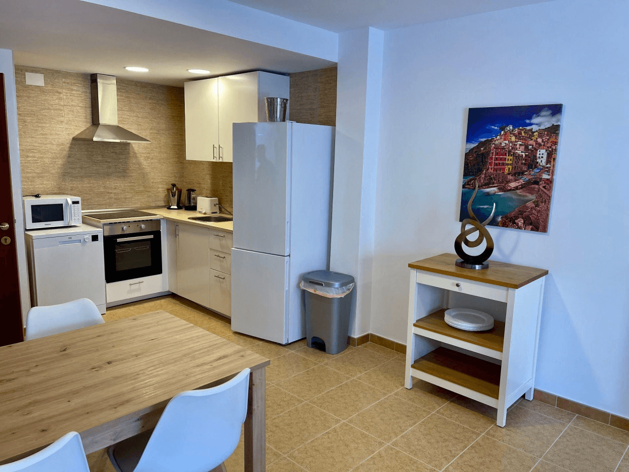 Vivienda luminosa con balcón pequeño y vistas a la iglesia