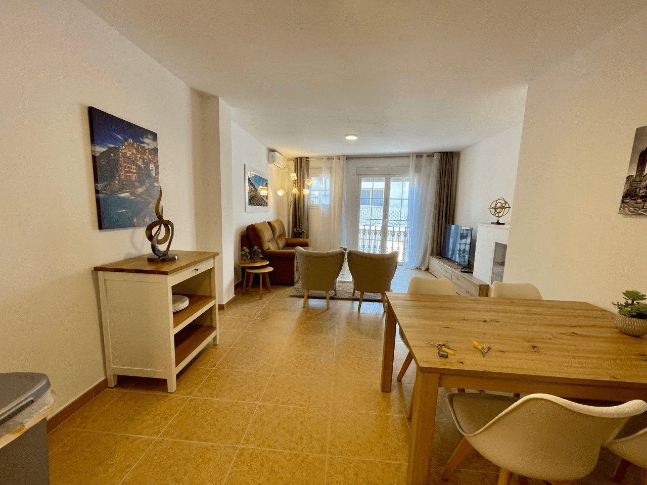 Vivienda luminosa con balcón pequeño y vistas a la iglesia