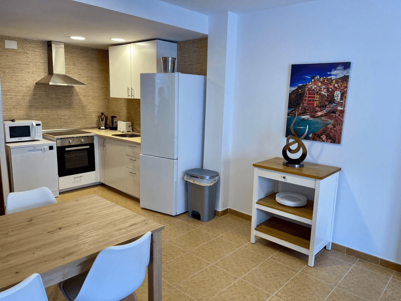 Vivienda luminosa con balcón pequeño y vistas a la iglesia