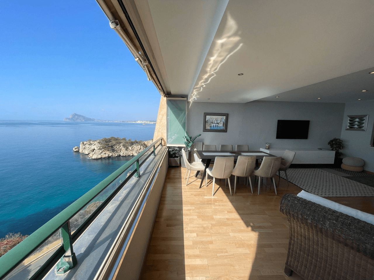 Lujoso Atico Duplex en primera linea de mar con vistas fantasticas hacia la bahia de Altea