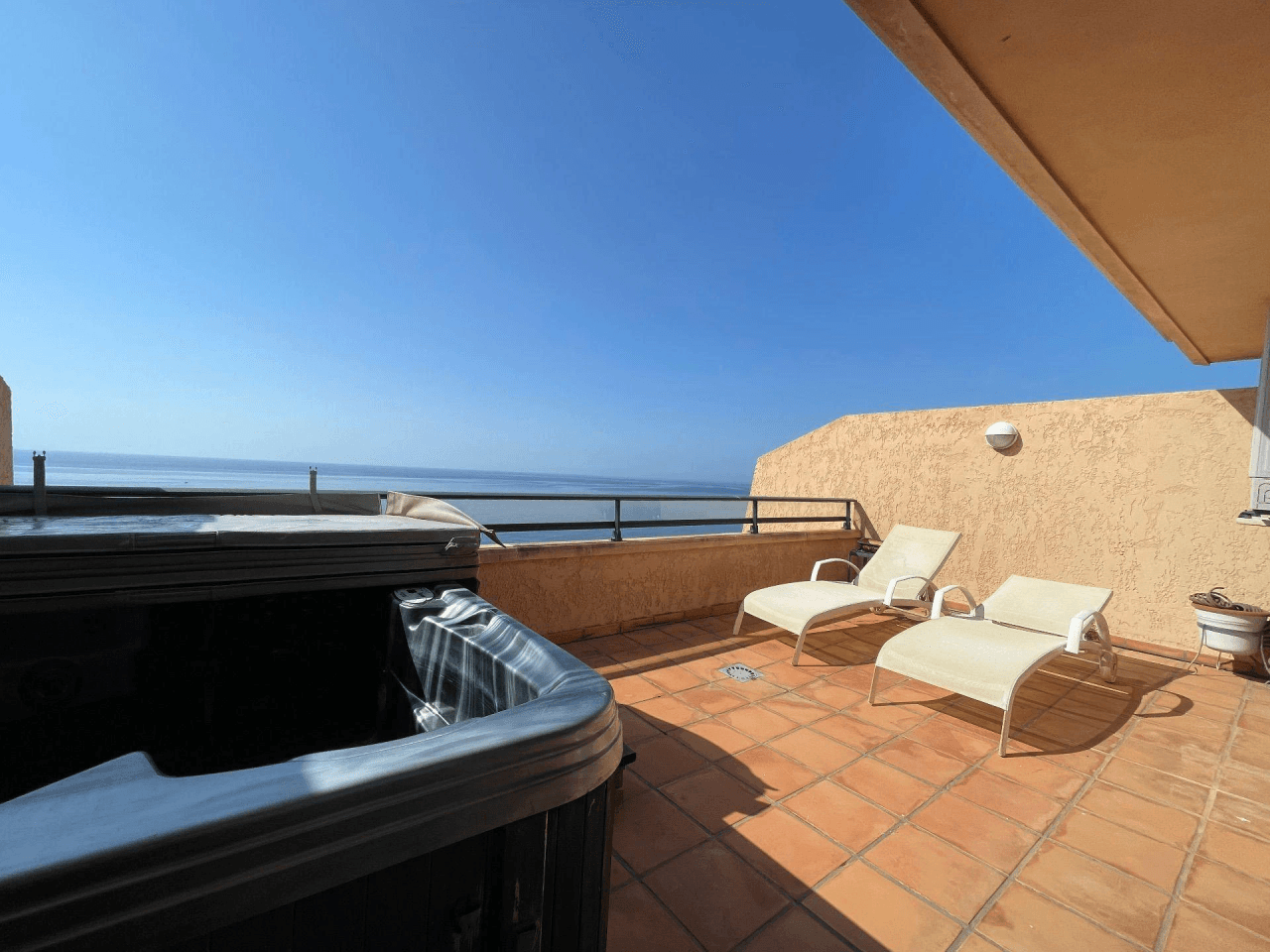 Lujoso Atico Duplex en primera linea de mar con vistas fantasticas hacia la bahia de Altea