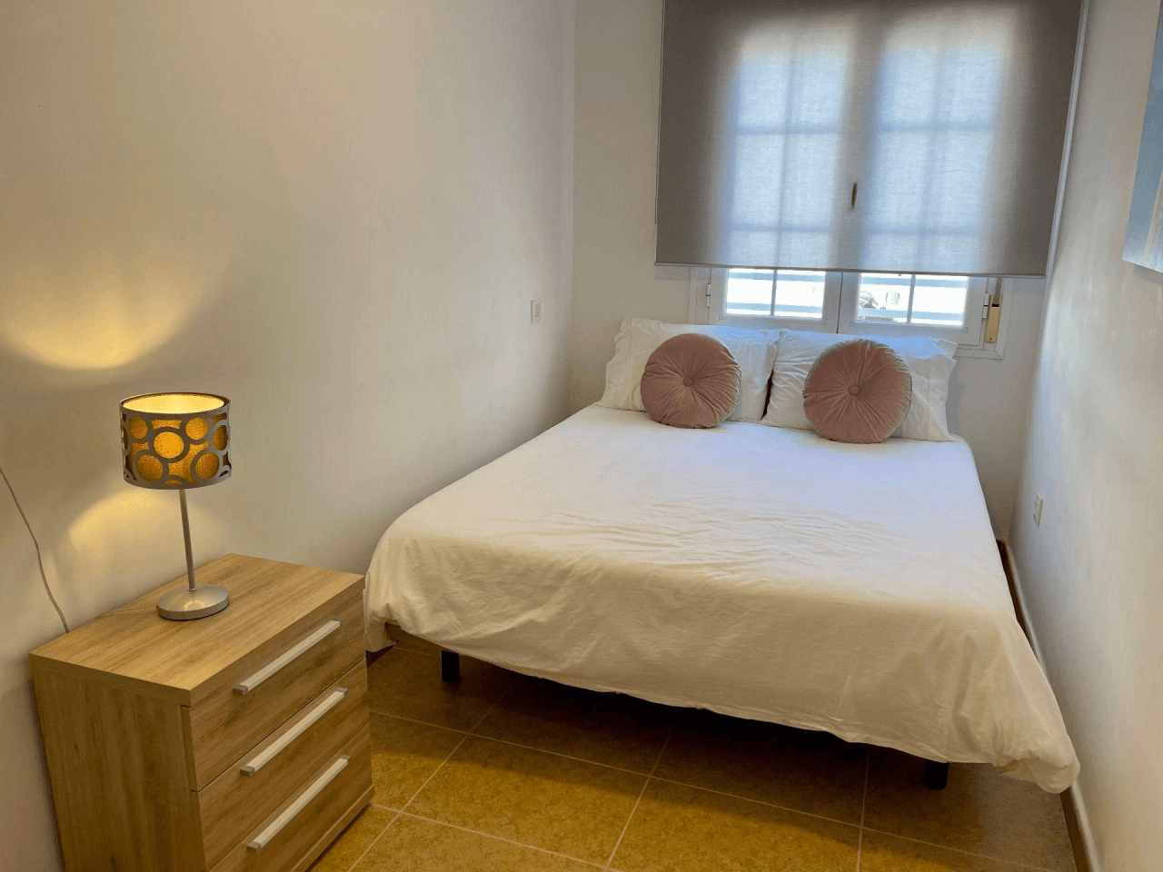 Vivienda luminosa con balcón pequeño y vistas a la iglesia