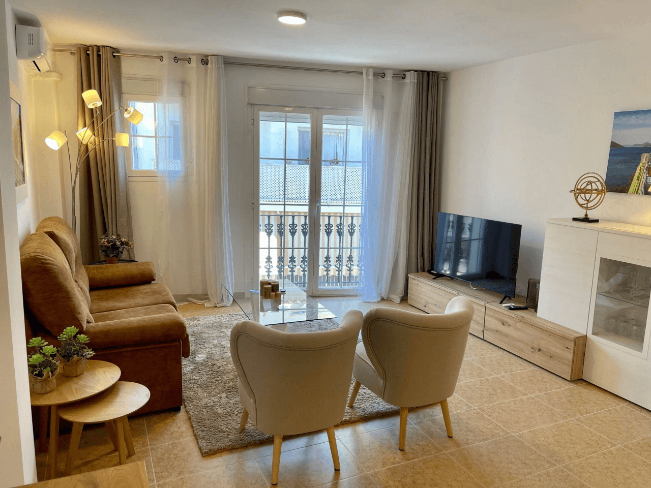 Vivienda luminosa con balcón pequeño y vistas a la iglesia