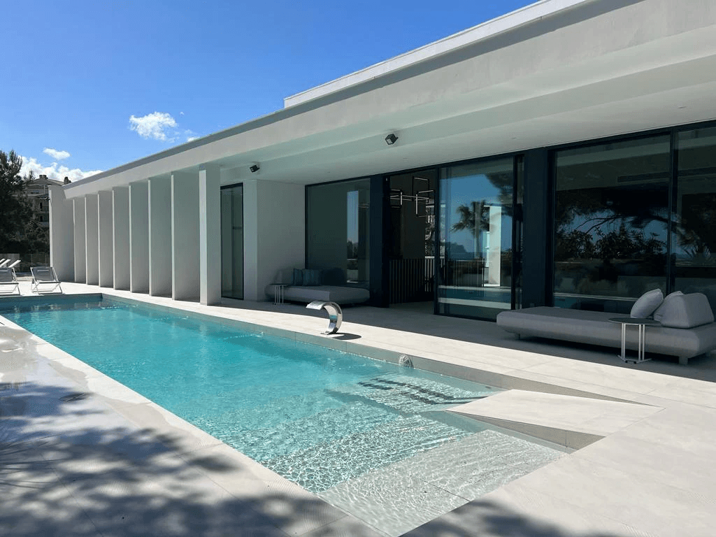 Espectacular villa de obra nueva con vistas panorámicas al mar