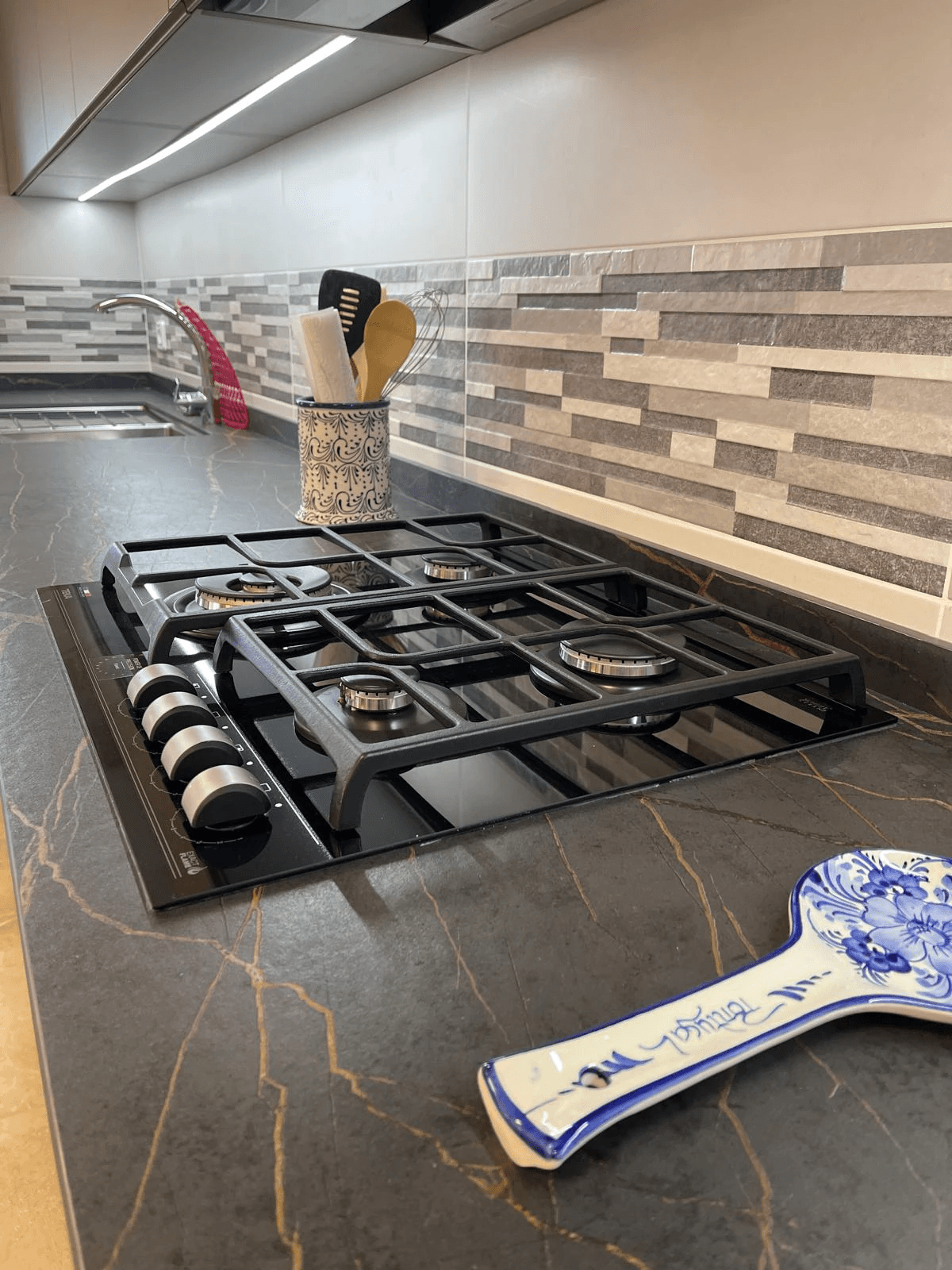 Amplio apartamento de 3 dormitorios completamente renovado en el corazón de El Albir, con piscina y garaje
