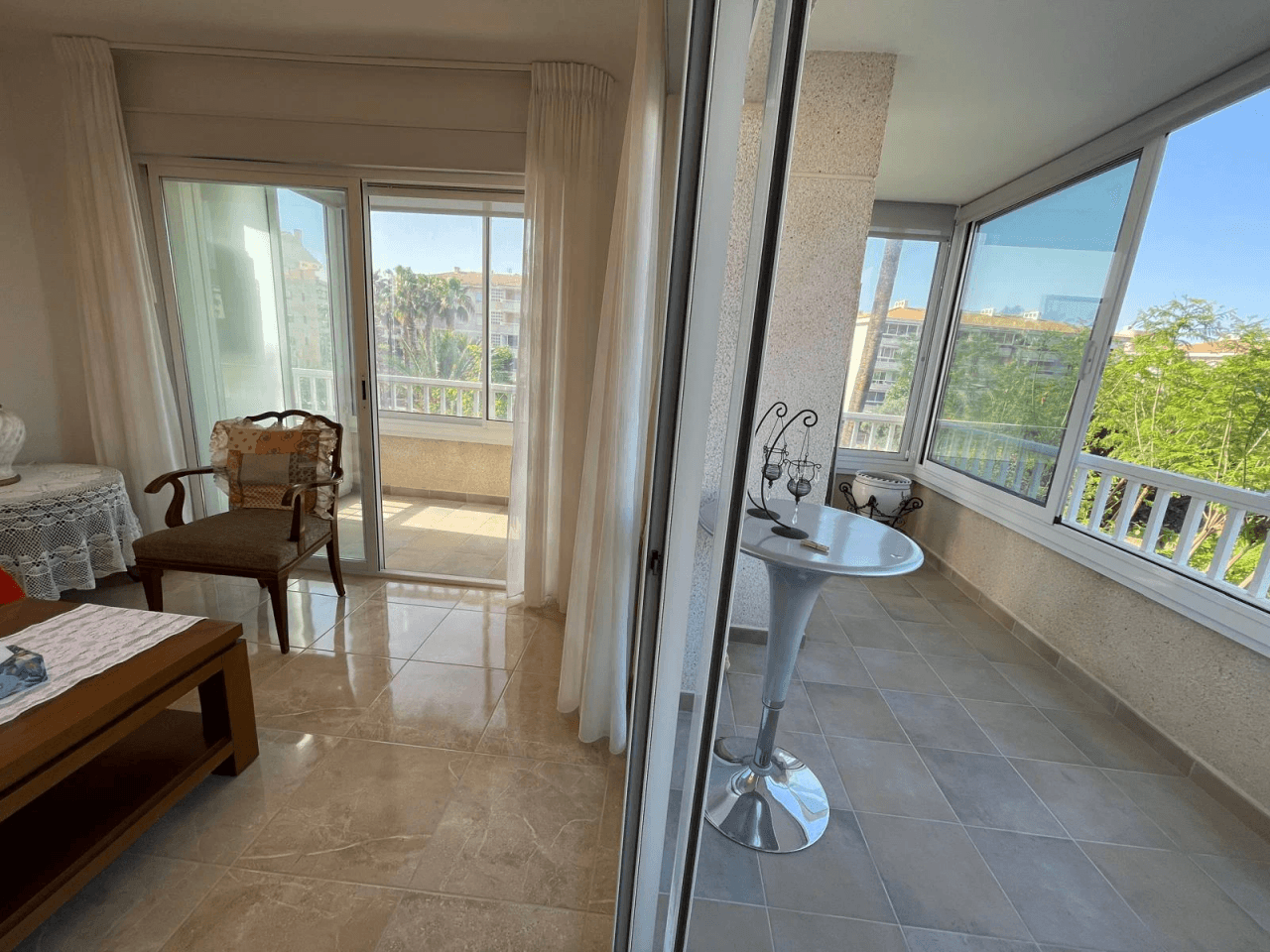 Amplio apartamento de 3 dormitorios completamente renovado en el corazón de El Albir, con piscina y garaje