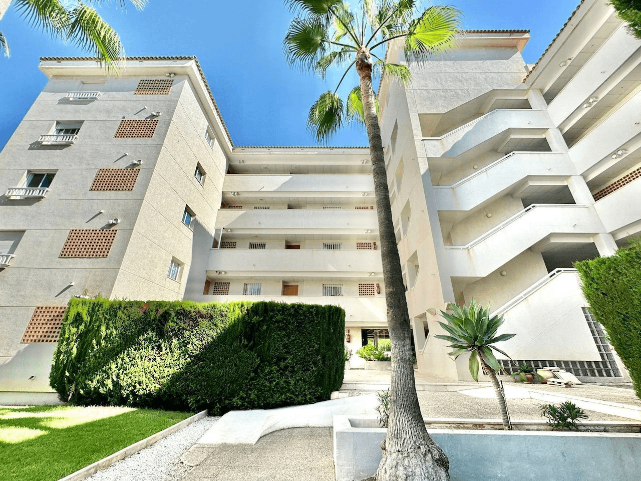 Acogedor apartamento de 3 dormitorios en el corazón de El Albir con piscina y garaje