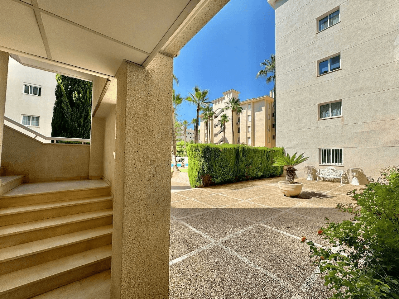 Acogedor apartamento de 3 dormitorios en el corazón de El Albir con piscina y garaje