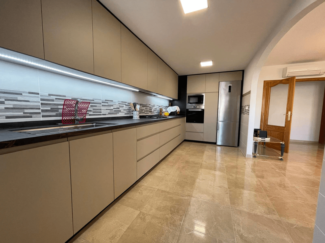 Amplio apartamento de 3 dormitorios completamente renovado en el corazón de El Albir, con piscina y garaje