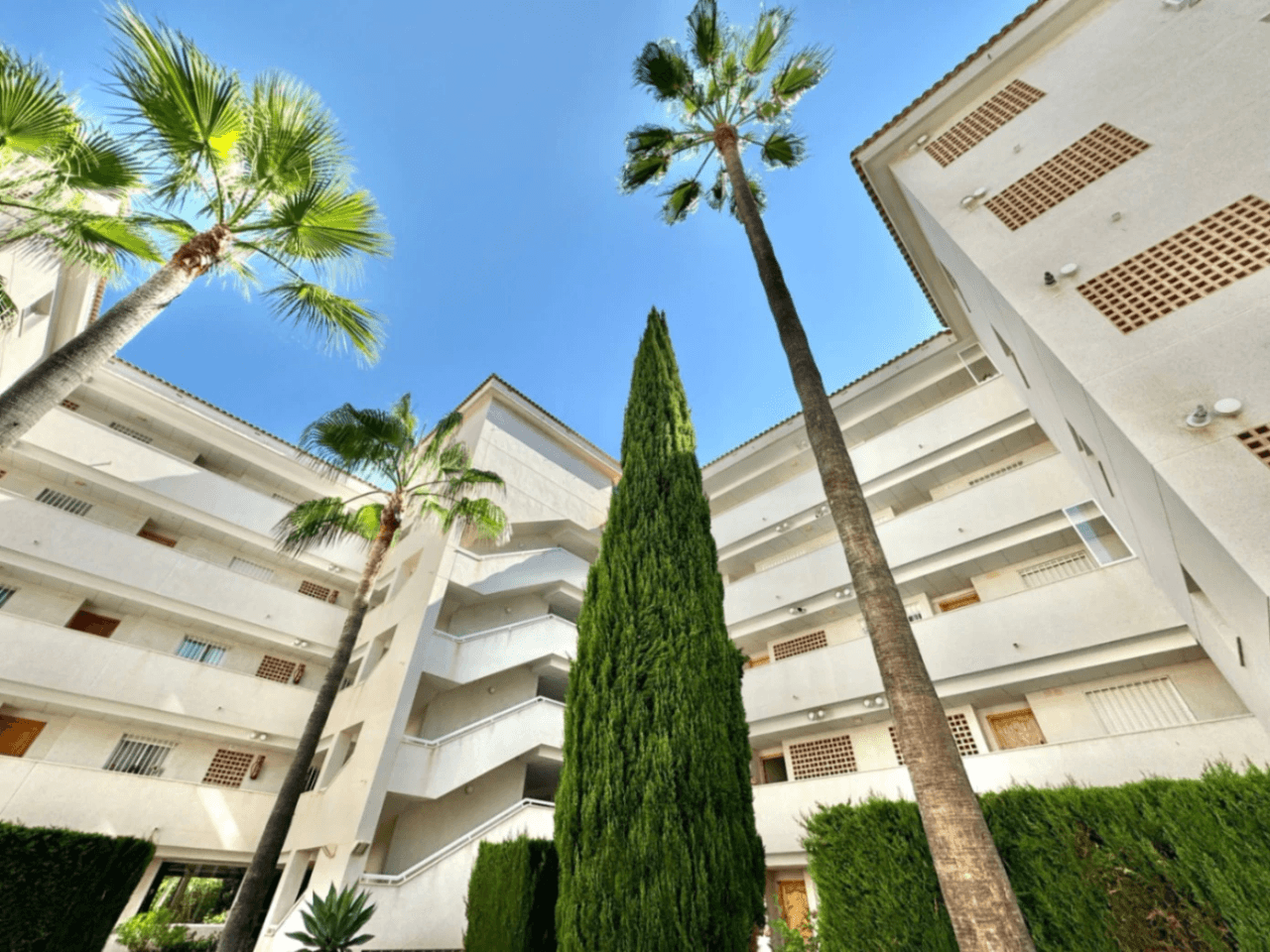 Acogedor apartamento de 3 dormitorios en el corazón de El Albir con piscina y garaje