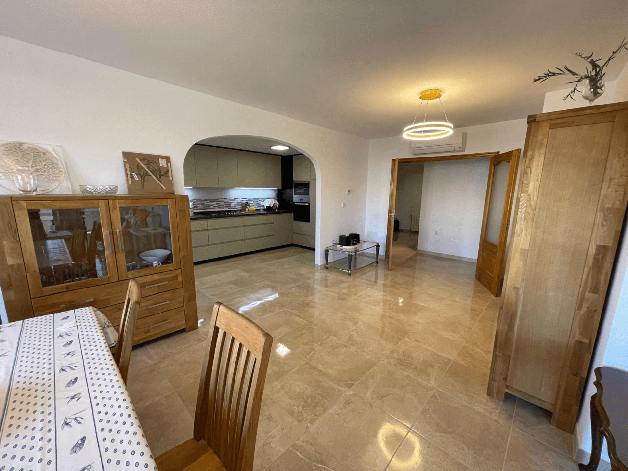 Amplio apartamento de 3 dormitorios completamente renovado en el corazón de El Albir, con piscina y garaje