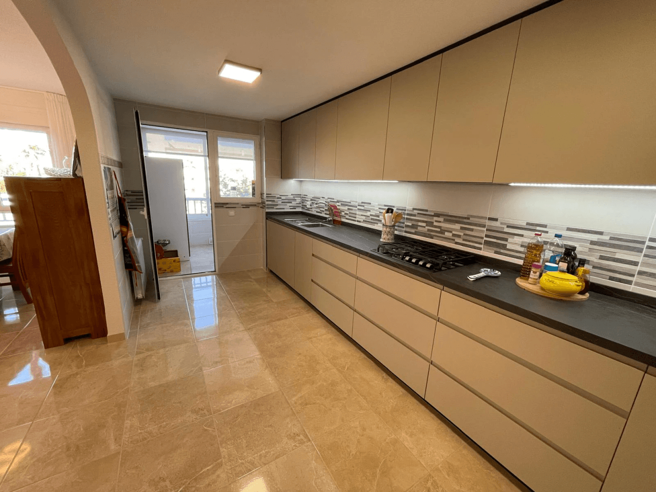 Amplio apartamento de 3 dormitorios completamente renovado en el corazón de El Albir, con piscina y garaje