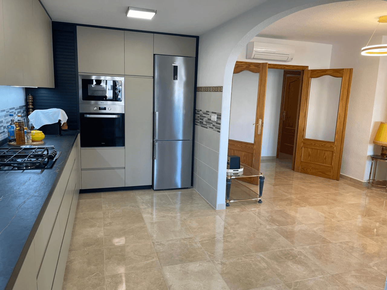 Amplio apartamento de 3 dormitorios completamente renovado en el corazón de El Albir, con piscina y garaje