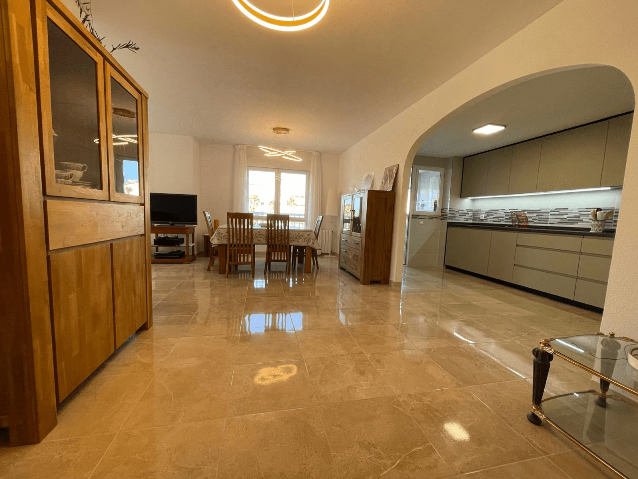 Amplio apartamento de 3 dormitorios completamente renovado en el corazón de El Albir, con piscina y garaje