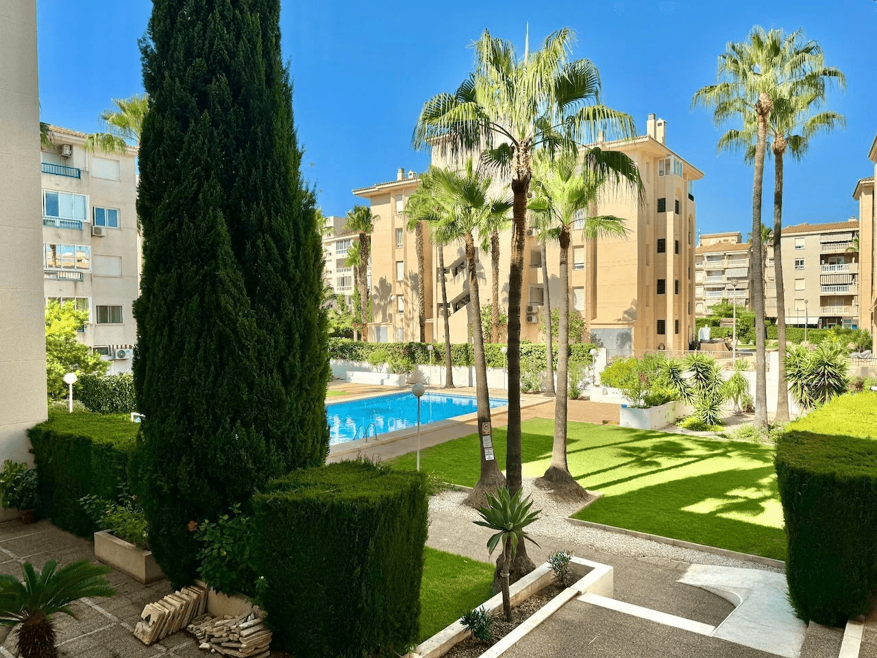Acogedor apartamento de 3 dormitorios en el corazón de El Albir con piscina y garaje