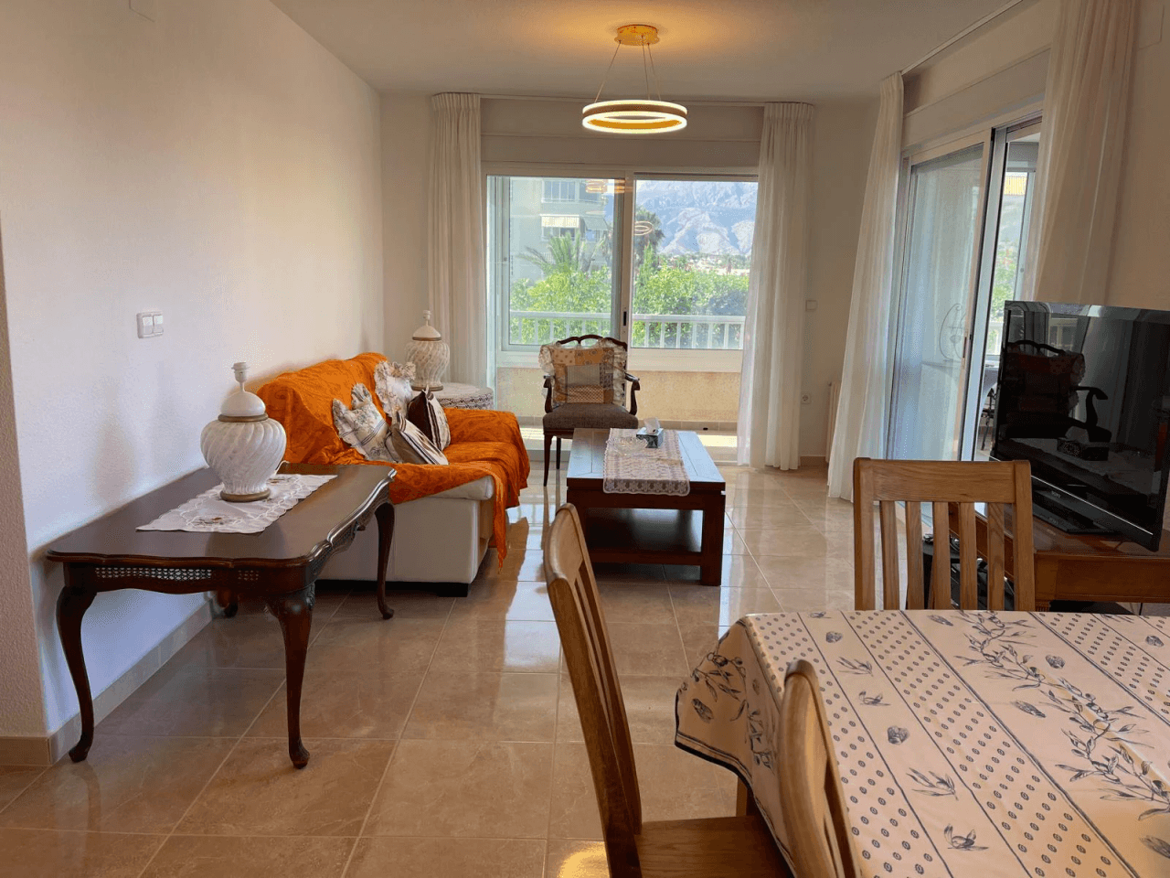 Amplio apartamento de 3 dormitorios completamente renovado en el corazón de El Albir, con piscina y garaje
