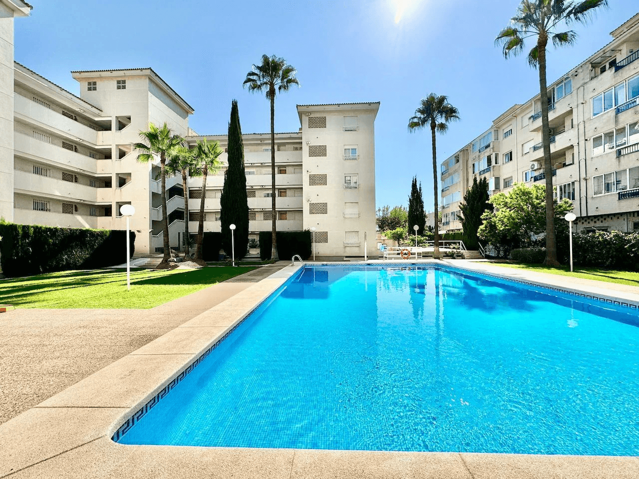Acogedor apartamento de 3 dormitorios en el corazón de El Albir con piscina y garaje